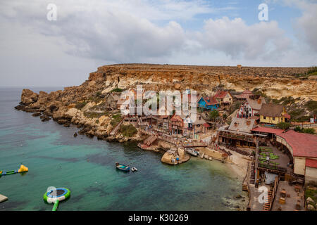 Berühmte Popeye Village in Malta. Azurblauen Bucht in den Felsen. Stockfoto