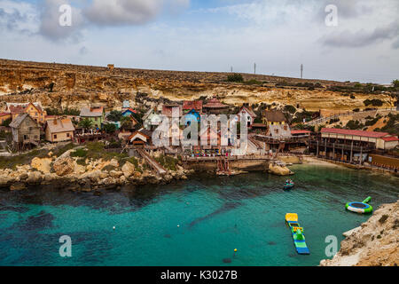 Berühmte Popeye Village in Malta. Azurblauen Bucht in den Felsen. Stockfoto