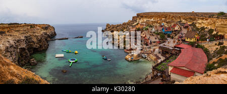 Berühmte Popeye Village in Malta. Azurblauen Bucht in den Felsen. Weiten Panoramablick Stockfoto