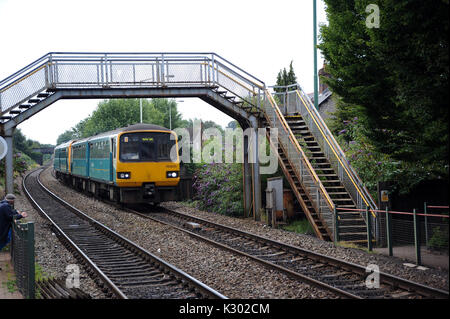 142077 143625 führt in Eastbrook Station mit einem Merthyr Tydfil Service. Stockfoto