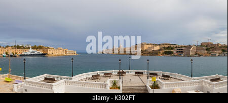 Blick auf Valletta Altstadt vom Meer mit schönen Damm im Vordergrund. Panorama. Stockfoto