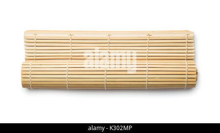 Rollende Walze Bambus Sushi Matte auf weißem Hintergrund. Stockfoto