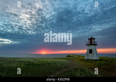 Bewölkt Sonnenaufgang über Gap in Ordnung Leuchtturm in Havre-aux-Maisons auf Magdalen Islands, Quebec Stockfoto