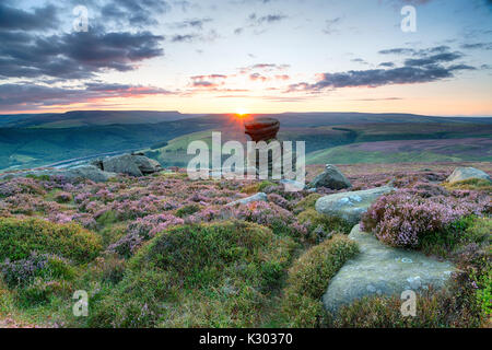 Sonnenuntergang über dem Salz auf Derwent Kante im Peak District National Park Stockfoto
