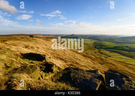 Die Aussicht von oben von Shing Tor, der höchste Gipfel in Cheshire und mit Blick auf die A 537 an der Spitze des Shutlingsloe distictive Stockfoto