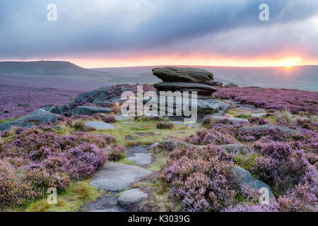 Sunrise an über Owler Tor vor Überraschung im Peak District National Park in Derbyshire Stockfoto