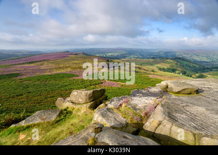 Die Aussicht von Higger Tor im Peak District National Park in Derbyshire, auf Winyards Nick mit über Owler Tor in der Ferne Stockfoto