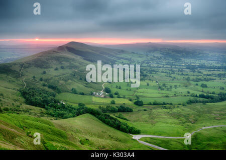 Dramatische stürmischen Sonnenaufgang von Mam Tor im Peak District National Park, mit Blick auf den Hope Valley Stockfoto