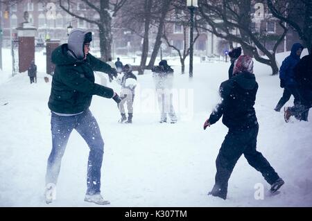 Studenten erhalten durch Schneebälle betroffen wie andere Laufen und Spielen während einer massiven Schneeballschlacht auf einem Snow Day an der Johns Hopkins University, Baltimore, Maryland, 2016. Stockfoto