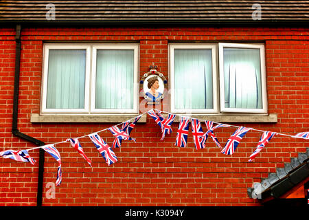 Terrasse einer Unionistischen Haus mit Union Jack Fahnen und Queen Elizabeth II Malerei eingerichtet. Belfast, Nordirland, Großbritannien, Großbritannien, Europa Stockfoto