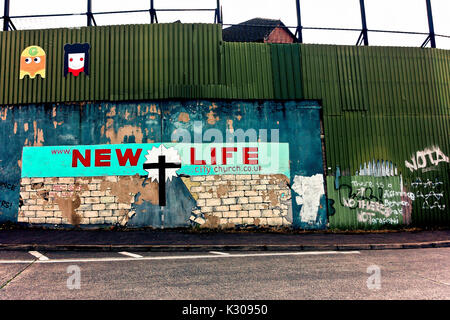 Politisches Graffiti-Wandgemälde entlang der Friedensmauer, Shankill Road. New Life City Church. Belfast, Nordirland, Vereinigtes Königreich, Vereinigtes Königreich, Europa. Stockfoto