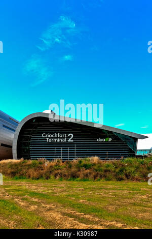 Neues Terminal 2, T2 Criochfort Dublin International Airport DUB, entworfen von den Architekten Pascruf & Watson. Blauer blu-Sky, Kopierbereich. Irland, Europa, EU. Stockfoto