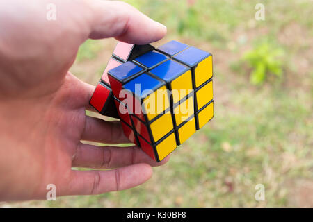 Magic Cube oder Rubik's Magic Cube, eine Hand lösen Stockfoto