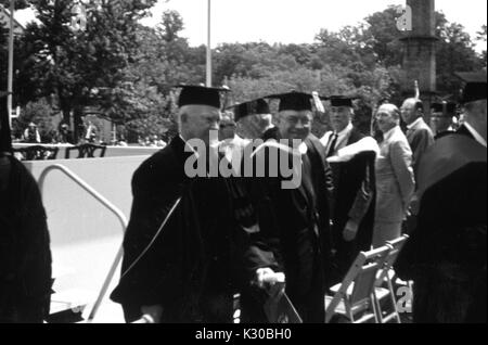 Dann Präsident der Vereinigten Staaten von Amerika Dwight D. Eisenhower steht mit seinem Bruder und dann Präsident der Johns Hopkins University Milton S Eisenhower während der Klasse der Universität Anfang Zeremonie 1958 in Baltimore, Maryland, Juni, 1958. Stockfoto