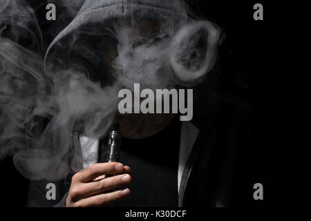 Junge person Kreisen mit vaping Cloud. Stockfoto