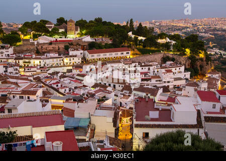 Stadtbild. Weiße Dorf Mijas Pueblo in der Abenddämmerung. Provinz Malaga an der Costa del Sol. Andalusien Süd, Spanien Europa Stockfoto