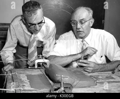 Porträt von Ernst Cloos, Deutschen strukturelle Geologe und Professor an der Johns Hopkins Universität, an einem Schreibtisch mit amerikanischen Geologen Francis John pettijohn, 1965 arbeiten. Stockfoto