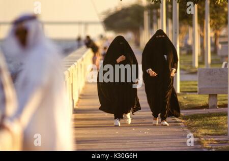 Saudische Frauen fit halten entlang der Corniche al khobar, Saudi Arabien. Stockfoto