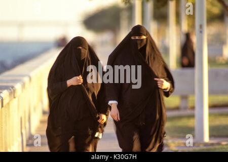 Saudische Frauen fit halten entlang der Corniche al khobar, Saudi Arabien. Stockfoto