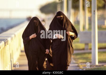 Saudische Frauen fit halten entlang der Corniche al khobar, Saudi Arabien. Stockfoto