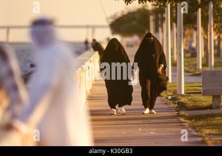 Saudische Frauen fit halten entlang der Corniche al khobar, Saudi Arabien. Stockfoto