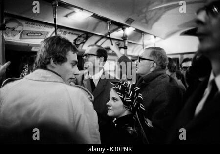 Die Londoner U-Bahn fährt während der Hauptverkehrszeit mit Pendlern nach Hause. England 1970 1970er UK HOMER SYKES Stockfoto