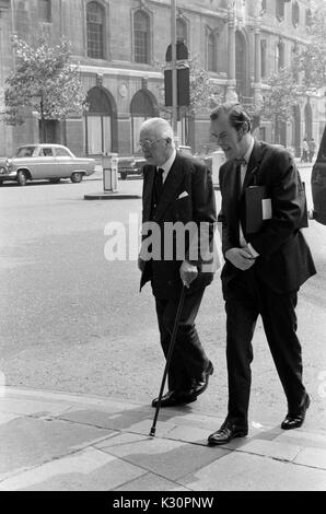 Harold Macmillan ehemaliger Premierminister von 1957 bis 1963 zu Fuß mit Kollegen in der Straße Whitehall London 1970. HOMER SYKES AUS DEN 1970ER JAHREN Stockfoto