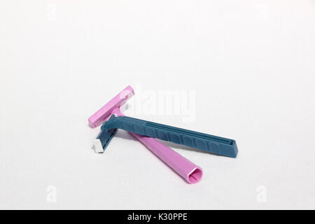 Eine blaue Schick Einweg & rosa Bic Einwegrasierer sowohl aus dem Kunststoff, Polypropylen. Stockfoto