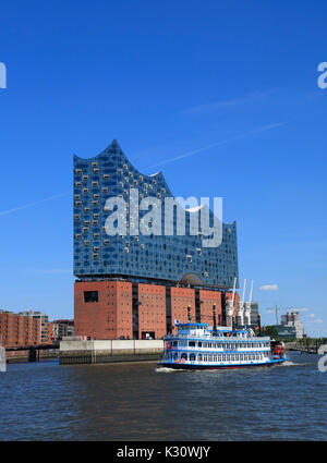 Raddampfer vor der Elbphilharmonie Konzerthalle, Hamburger Hafen, Deutschland, Europa Stockfoto