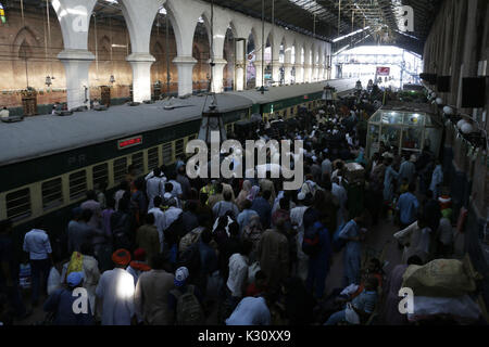 Lahore, Pakistan. 31 Aug, 2017. Die Menschen an Bord einen Zug, Busse Home ' Eid al-Adha" mit Ihren Lieben feiern. Muslime auf der ganzen Welt beginnen Sie mit der Vorbereitung für die "Eid al-Adha", ein Festival zu opfern, Rinder, Ziegen und Schafe in Gedenken an die Bereitschaft der Prophet Abraham seinen Sohn zu opfern und sein Gehorsam gegenüber Gott zu zeigen. Das Festival, das Ende des Hajj, wo Millionen von Moslems die jährliche Wallfahrt nach Mekka durchführen. Credit: Rana Sajid Hussain/Pacific Press/Alamy leben Nachrichten Stockfoto