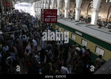 Lahore, Pakistan. 31 Aug, 2017. Die Menschen an Bord einen Zug, Busse Home ' Eid al-Adha" mit Ihren Lieben feiern. Muslime auf der ganzen Welt beginnen Sie mit der Vorbereitung für die "Eid al-Adha", ein Festival zu opfern, Rinder, Ziegen und Schafe in Gedenken an die Bereitschaft der Prophet Abraham seinen Sohn zu opfern und sein Gehorsam gegenüber Gott zu zeigen. Das Festival, das Ende des Hajj, wo Millionen von Moslems die jährliche Wallfahrt nach Mekka durchführen. Credit: Rana Sajid Hussain/Pacific Press/Alamy leben Nachrichten Stockfoto