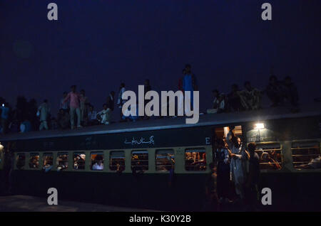 Lahore, Pakistan. 01 Sep, 2017. Die Menschen an Bord einen Zug, Busse Home ' Eid al-Adha" mit Ihren Lieben feiern. Muslime auf der ganzen Welt beginnen Sie mit der Vorbereitung für die "Eid al-Adha", ein Festival zu opfern, Rinder, Ziegen und Schafe in Gedenken an die Bereitschaft der Prophet Abraham seinen Sohn zu opfern und sein Gehorsam gegenüber Gott zu zeigen. Das Festival, das Ende des Hajj, wo Millionen von Moslems die jährliche Wallfahrt nach Mekka durchführen. Credit: Rana Sajid Hussain/Pacific Press/Alamy leben Nachrichten Stockfoto
