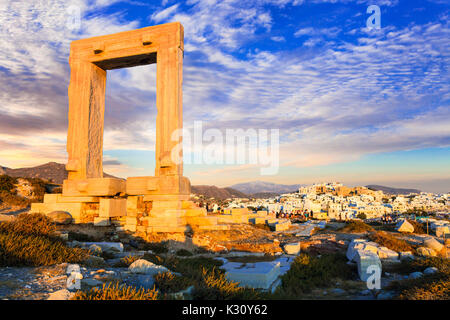 Beeindruckende Naxos Insel über Sonnenuntergang, Panorama, Griechenland. Stockfoto