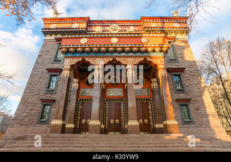 SAINT-Petersburg, Russland - 16. MAI 2016: Die datsan Gunzechoinei ist ein großer Buddhistischer Tempel. St. Petersburg, Russland. Buddhistische datsan Fassade Stockfoto