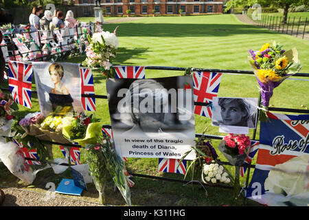 London, Großbritannien. 31. August 2017. Tribute zu Diana Princess of Wales, vor den Toren des Kensington Palace, zum 20. Jahrestag ihres Todes. Stockfoto