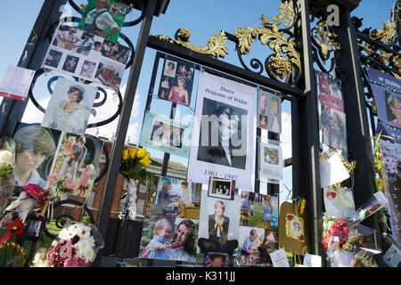 Ehrungen an Diana Princess of Wales, vor den Toren des Kensington Palace, am 20. Jahrestag ihres Todes. Diana Spencer. Prinzessin Diana Stockfoto