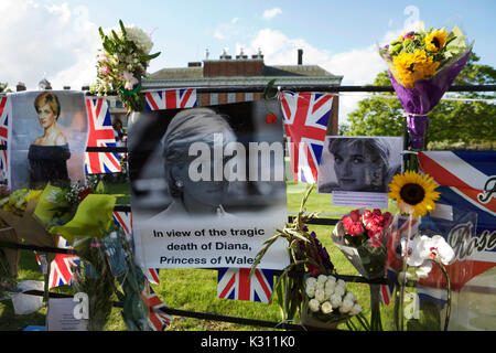 London, Großbritannien. 31. August 2017. Tribute zu Diana Princess of Wales, vor den Toren des Kensington Palace, zum 20. Jahrestag ihres Todes. Stockfoto