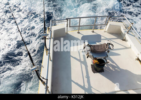 Blick von der oberen Brücke von Deep sea Sport Angeln Boot mit 2 Linien eingerichtet und leere Fische kämpfen Stuhl. Hochseefischerei auf Hawaii. Stockfoto