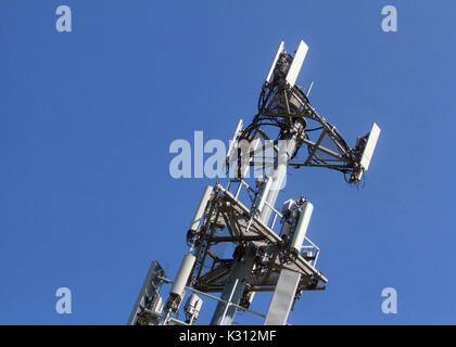 Der obere Rand der Kommunikation Mobilfunk Turm gegen einen klaren blauen Himmel steht. Stockfoto