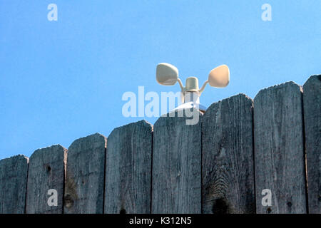 Eine kleine weiße Anemometer Spins auf einem Holzzaun, Messung der Windgeschwindigkeit. Stockfoto