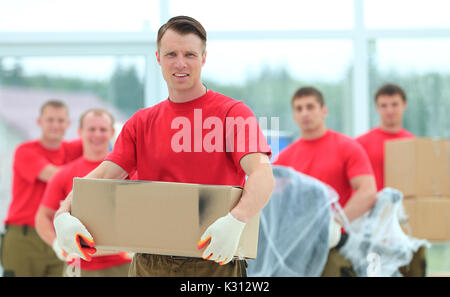Meister und Arbeiter mit Boxen von Baustoffen Stockfoto