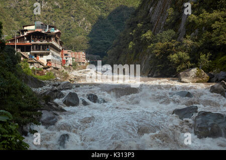 Urubamba Fluss in Aguas Calientes, das Heilige Tal, Peru, Südamerika Stockfoto
