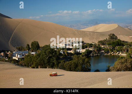 Huacachina Oasis und Dune Buggy, in der Nähe von Ica, Peru, Südamerika Stockfoto