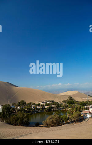 Huacachina Oasis und Dünen, in der Nähe von Ica, Peru, Südamerika Stockfoto