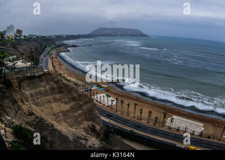 Surf, Lookout und Dock der Waikiki Strand der touristischen Zone von Miraflores in der Hauptstadt Lima in Peru. Surfer, Wellen, Meer, Ozean Meer Stockfoto