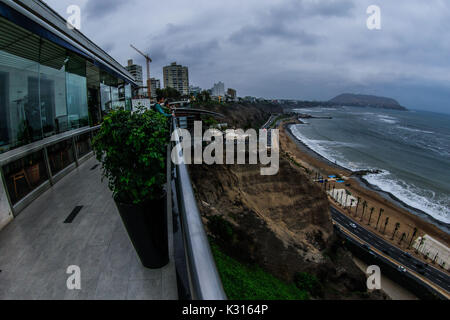 Surf, Lookout und Dock der Waikiki Strand der touristischen Zone von Miraflores in der Hauptstadt Lima in Peru. Surfer, Wellen, Meer, Ozean Meer Stockfoto