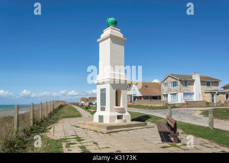 Die Meridian Line & George V Monument, der Promenade, Peacehaven, East Sussex, England, Vereinigtes Königreich Stockfoto