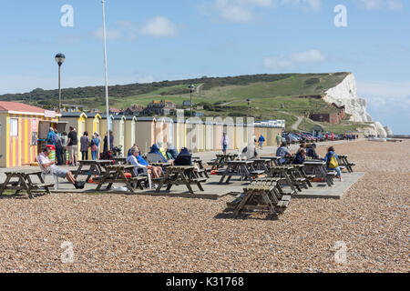 Seaford Head und Umkleidekabinen am Strand von Seaford Strand, Seaford, East Sussex, England, Vereinigtes Königreich Stockfoto