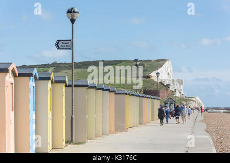 Seaford Head und Umkleidekabinen am Strand von Seaford Strand, Seaford, East Sussex, England, Vereinigtes Königreich Stockfoto