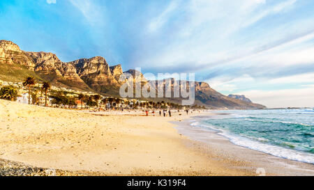 Camps Bay Beach in der Nähe von Kapstadt Südafrika an einem schönen Wintertag, mit der Rückseite des Tafelbergs, rief die Zwölf Apostel, auf der linken Seite Stockfoto